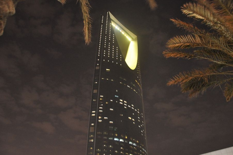 Saudi Kingdom Tower at Night - photo by Lucien Zeigler for SUSTG