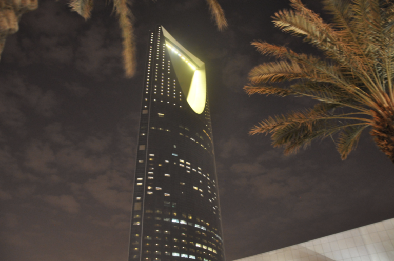 Saudi-riyadh-kingdom-tower-lucienzeigler-sustg2